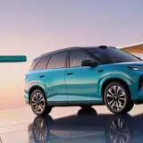 Niebieski BYD ATTO 3 przy ładowarce. Sprawdź atrakcyjną byd atto 3 cenę i dołącz do rewolucji elektromobilności!