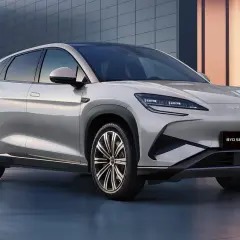 Elegancki, srebrny BYD Sealion 7 SUV stoi przed nowoczesnym budynkiem.