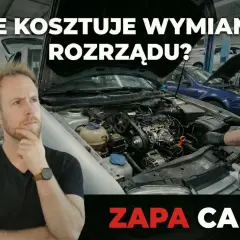 Zastanawiasz się nad wymianą rozrządu 1.9 TDI? Sprawdź, jaki jest koszt tej usługi w ZAPA CARS. Mechanik pracuje przy silniku.