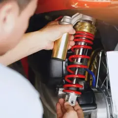 Mechanik reguluje nowy amortyzator motocykla. Sprawdź wymiana amortyzatorów cena i jakość.