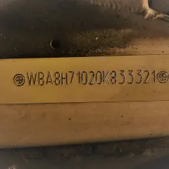 Wyryty numer nadwozia WBA8H71020K833321 na metalowej tabliczce.
