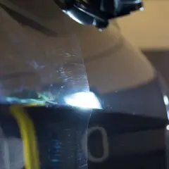 Widoczne hologramy na lakierze samochodu, które ujawniają drobne rysy i niedoskonałości pod światłem.