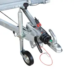 Metalowy dyszel przyczepy z mechanizmem hamulca najazdowego, podporą i kółkiem manewrowym.