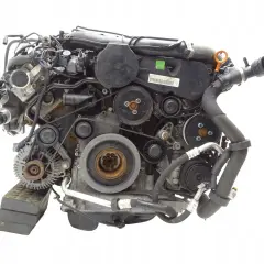 Silnik audi 3.0 tdi z widocznymi paskami, kołami pasowymi i przewodami.