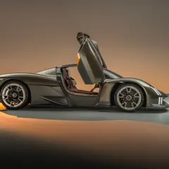 Porsche 918 Spyder z otwartymi drzwiami, prezentujący swoje sportowe wnętrze i aerodynamiczną sylwetkę.