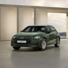 Zielony Audi A3, zgrabny i nowoczesny, gotowy na podróż. Jego wymiary a3 idealnie wpasowują się w miejski krajobraz.