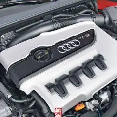 Silnik 2.0 TFSI z Audi A5, gotowy do pracy. Widoczna pokrywa silnika z logo Audi i oznaczeniem TFSI.