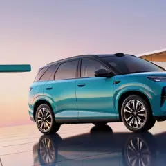 Niebieski BYD ATTO 3 przy ładowarce. Sprawdź atrakcyjną byd atto 3 cenę i dołącz do rewolucji elektromobilności!