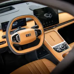 Wnętrze Geely Starray EM-i z brązową tapicerką, dużym ekranem dotykowym i nowoczesną kierownicą.