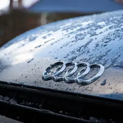 Krople deszczu na masce Audi. Zastanawiasz się, ile kosztuje lakierowanie auta po zimie?