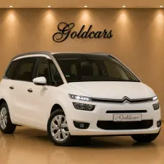 Biały Citroen Grand Picasso lśni w salonie Goldcars.