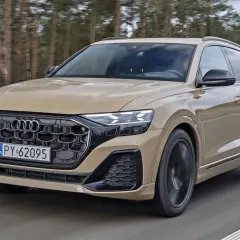 Złoty Audi Q8 na drodze. Sprawdź aktualną audi q8 cena i wyposażenie.