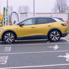 Żółty Volkswagen ID4 na ładowarce Ionity.