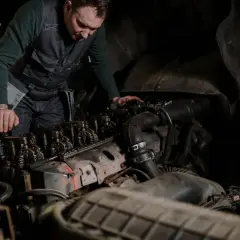Mechanik bada silnik, szukając sposobu, jak wyczyścić EGR bez rozbierania.