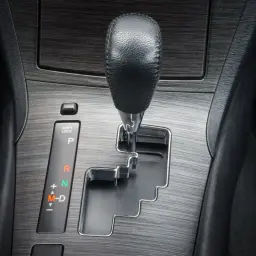 Dźwignia zmiany biegów w samochodzie z funkcją tiptronic. Widoczne oznaczenia P, R, N, D.