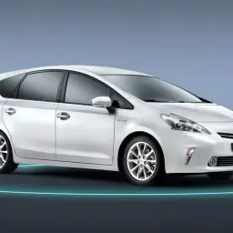 Biały Toyota Prius Plus, hybrydowy samochód rodzinny, prezentowany na tle.