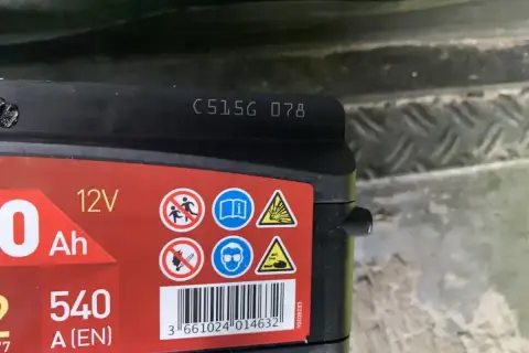 Na akumulatorze widoczny kod C515G 078, który może oznaczać datę produkcji akumulatora.