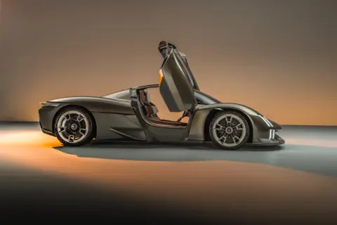 Porsche 918 Spyder z otwartymi drzwiami, prezentujący swoje sportowe wnętrze i aerodynamiczną sylwetkę.