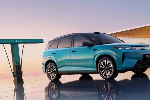 Niebieski BYD ATTO 3 przy ładowarce. Sprawdź atrakcyjną byd atto 3 cenę i dołącz do rewolucji elektromobilności!