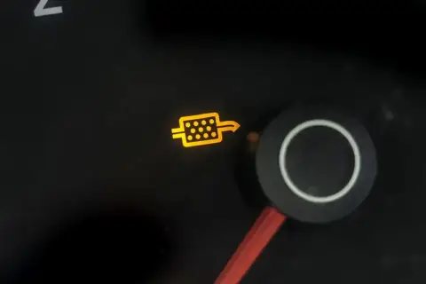 Kontrolka DPF świeci się, sugerując, że **wypalanie dpf na postoju** może być konieczne. Czas regeneracji zależy od wielu czynników.