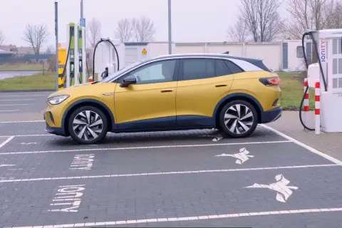 Żółty Volkswagen ID4 na ładowarce Ionity.