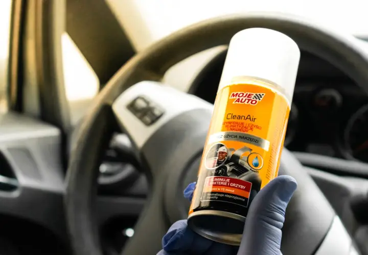 Odgrzybianie klimatyzacji cena: puszka preparatu Moje Auto CleanAir w dłoni, gotowa do odświeżenia wnętrza auta.