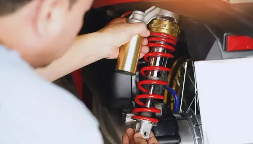 Mechanik reguluje nowy amortyzator motocykla. Sprawdź wymiana amortyzatorów cena i jakość.