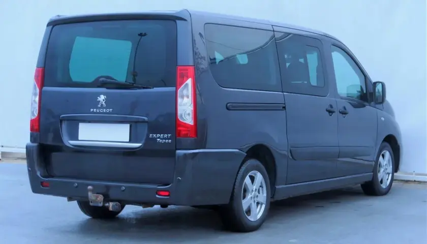 Ciemnoszary Peugeot Expert 2.0 HDI Tepee z hakiem holowniczym, widok z tyłu i boku.