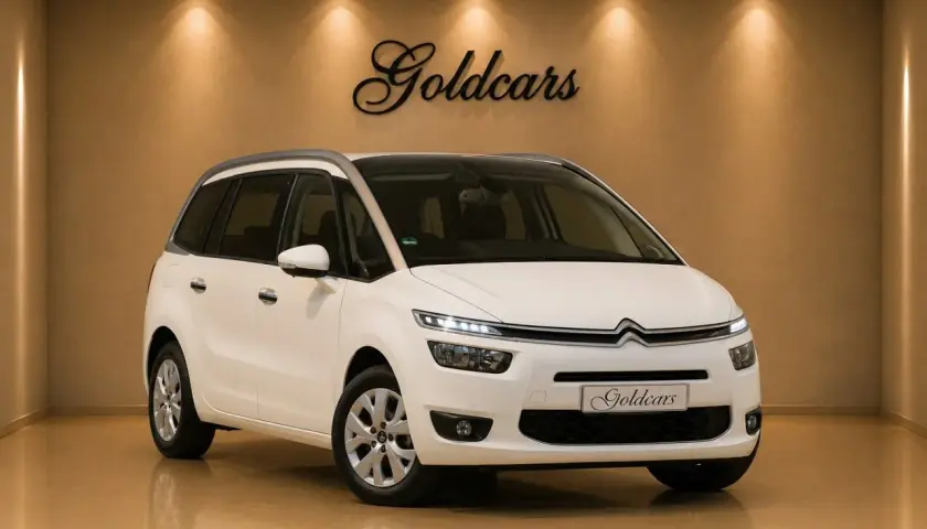 Biały Citroen Grand Picasso lśni w salonie Goldcars.