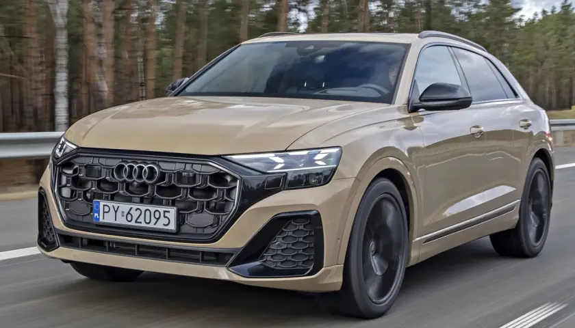 Złoty Audi Q8 na drodze. Sprawdź aktualną audi q8 cena i wyposażenie.
