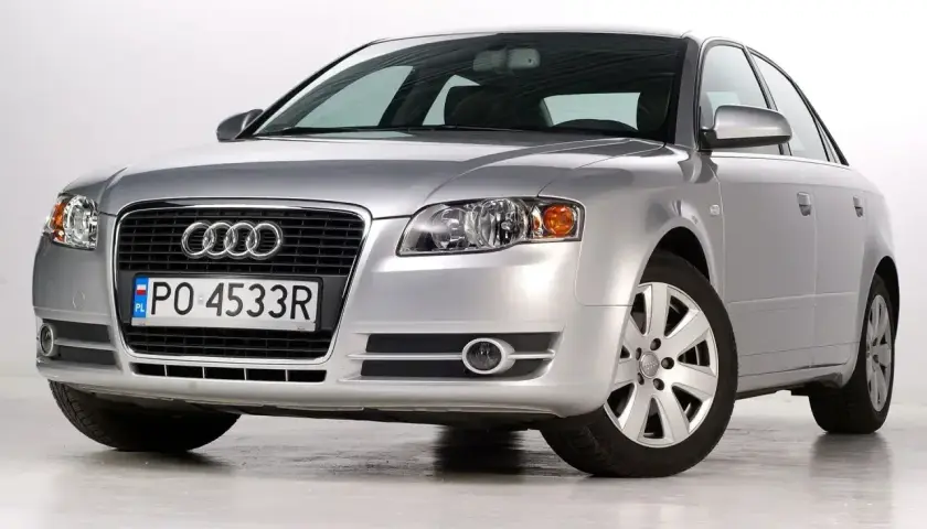 Srebrne Audi B7 z polskimi tablicami PO 4533R prezentuje się elegancko na białym tle.