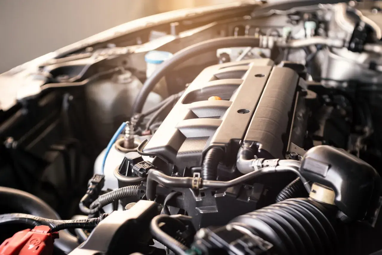 Silnik samochodu i4, z widocznymi przewodami i elementami układu dolotowego.