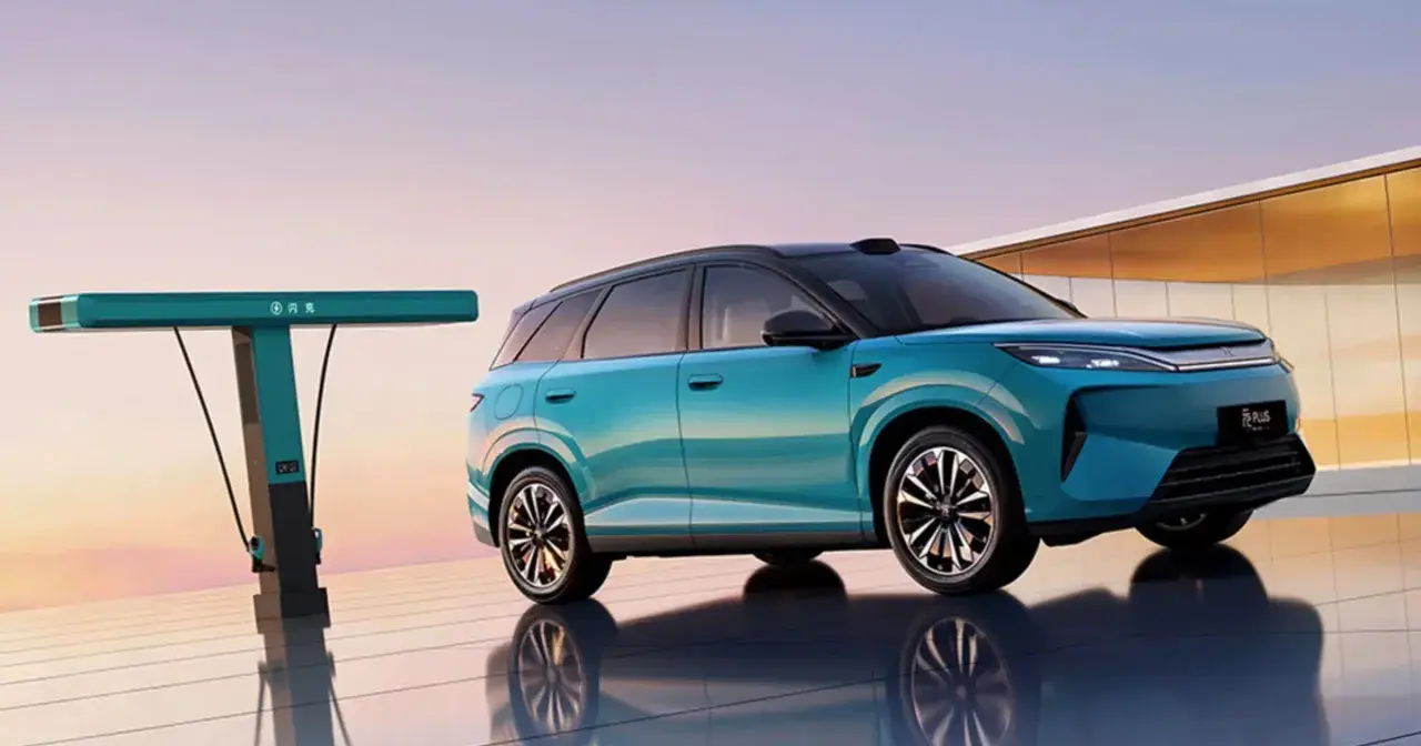 Niebieski BYD ATTO 3 przy ładowarce. Sprawdź atrakcyjną byd atto 3 cenę i dołącz do rewolucji elektromobilności!