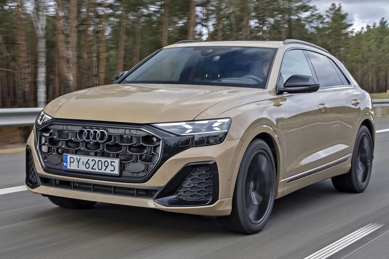 Złoty Audi Q8 na drodze. Sprawdź aktualną audi q8 cena i wyposażenie.