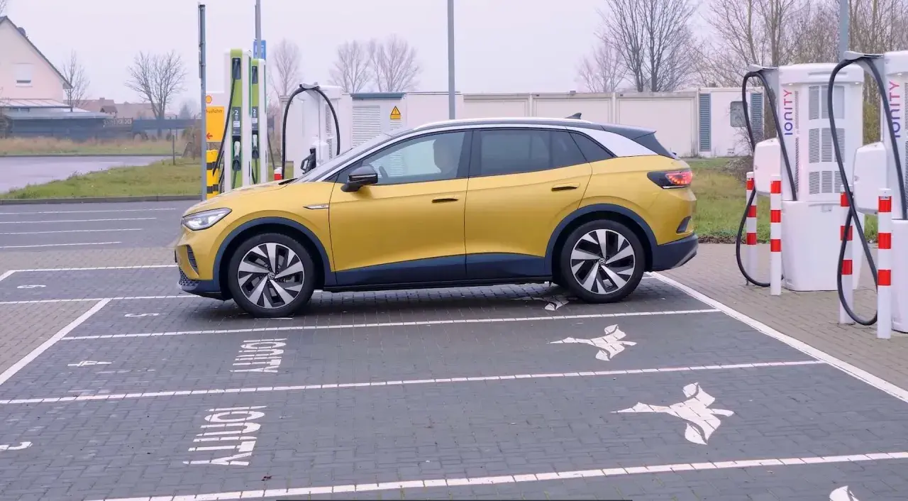 Żółty Volkswagen ID4 na ładowarce Ionity.