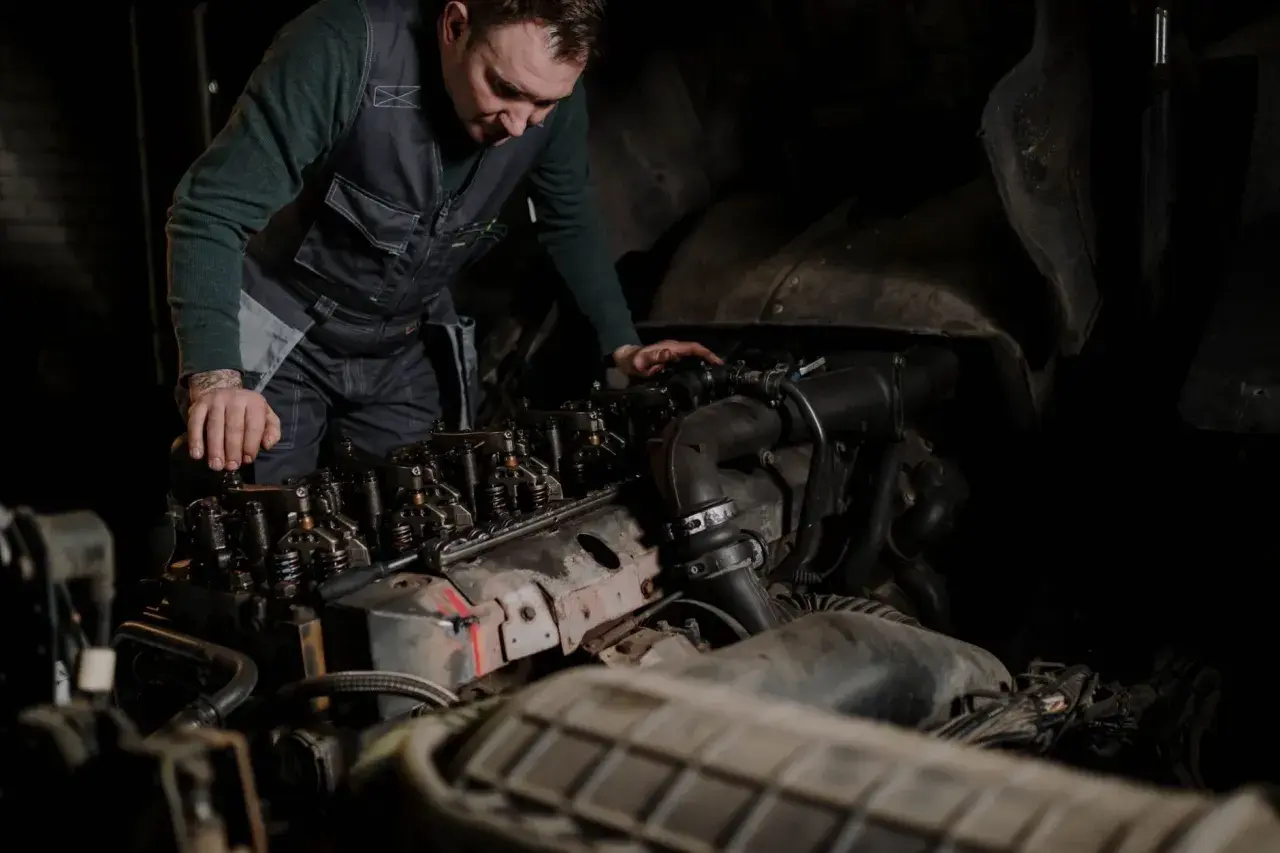 Mechanik bada silnik, szukając sposobu, jak wyczyścić EGR bez rozbierania.