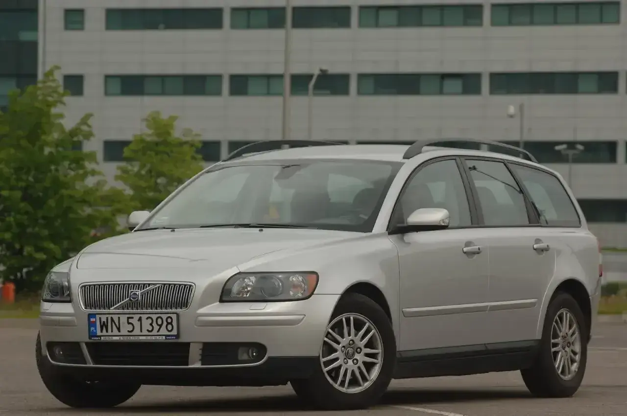 Srebrne Volvo V50 1.6 diesel na tle nowoczesnego budynku.