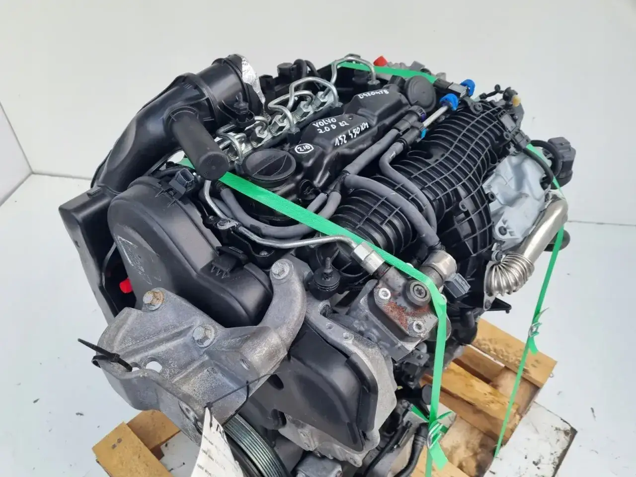 Silnik Volvo S40 2.0 diesel, gotowy do montażu. Widoczne oznaczenia 