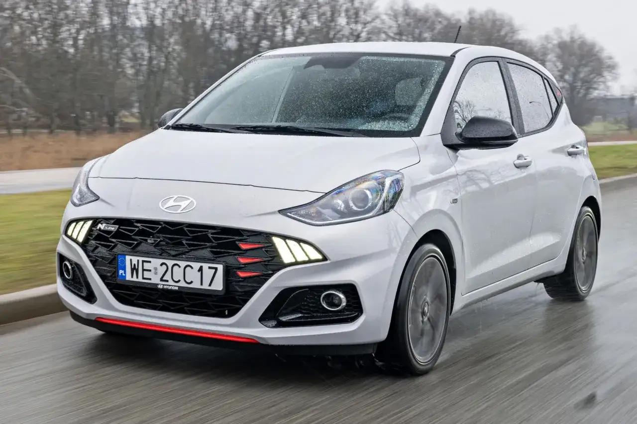 Biały Hyundai i10 N Line w ruchu. Sprawdź atrakcyjną hyundai i10 cena i wybierz swój wymarzony model.