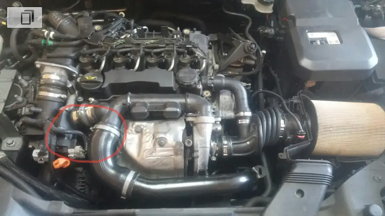 Silnik Volvo V50 1.6 diesel. Czerwone koło zaznacza fragment układu dolotowego, prawdopodobnie intercooler.