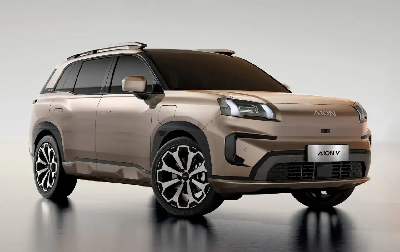 Elegancki, brązowy SUV AION V z nowoczesnymi światłami i felgami.