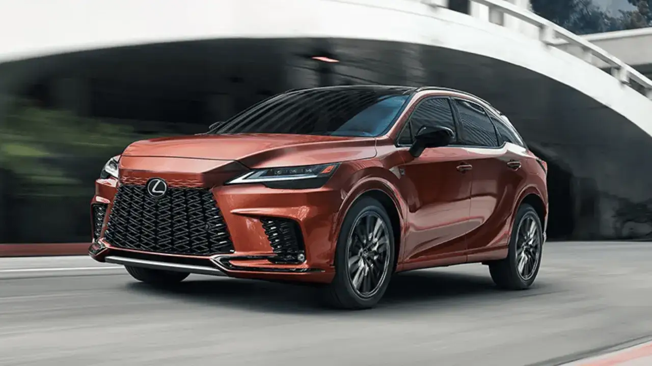 Nowy Lexus 350 w kolorze miedzianym pędzi pod betonowym mostem.